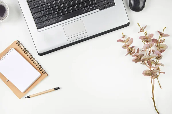 Bovenaanzicht van bureau tafel met slaptop en blanco briefpapier. Bovenaanzicht, lay-out. — Stockfoto