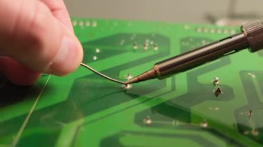 PCB bileşenleri lehimleniyor.