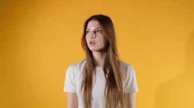 Genç kız öfkelendi ve şaşırdı. Yavaş çekim