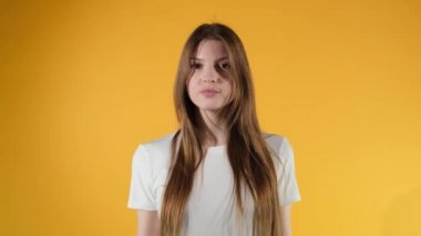 Avucunu kameraya doğru uzatarak koruyucu bir jest yapıyor. Sosyal sorunlar, tacizi durdurmak, zorbalığı durdurmak, ayrımcılığı durdurmak. Kapat.