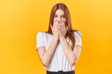 Grl heyecanlandığına şaşırdı. Sarı arka plan stüdyosu.