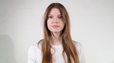 İşaret parmağını dudaklarına getir.