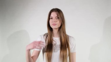 Avucunu göster.