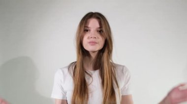 Kız ellerini çırpıyor.