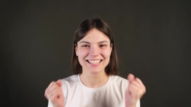 Şaşırmış, heyecanlı, mutlu bir kadın..