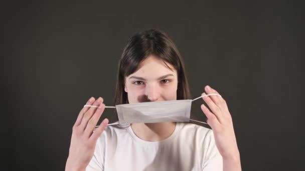 A jovem mulher pôs uma máscara médica. — Vídeo de Stock