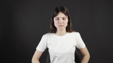 Ciddi kız elini kameraya uzatıp kürtajı durdurun, kapatın diyor..