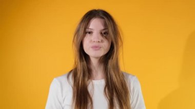 Kız parmağından güzel bir kalp yaptı. Sağlıklı bir kız, elleri stüdyoda kalbe şekil verir..