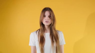 Genç bir kadın şakağına parmağını sokuyor..