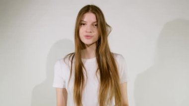Avuçlarını birbirine sürten kadınların videosu.