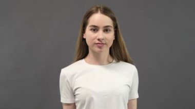 Kızlar alkışlıyor. İyi iş çıkardın. Genç ve destekleyici bir kadın ellerini çırpıyor..