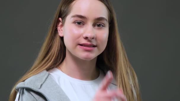 De jonge vrouw vraagt met een gebaar om stil te zijn. Het meisje steekt een vinger naar haar lippen en sissen. Hoge kwaliteit. — Stockvideo