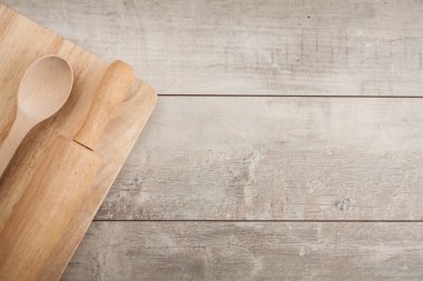 Ahşap tabak üzerinde tablo kümesi