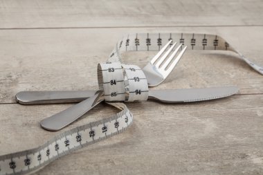 Bıçak ve çatal teyp ölçme sarılmış