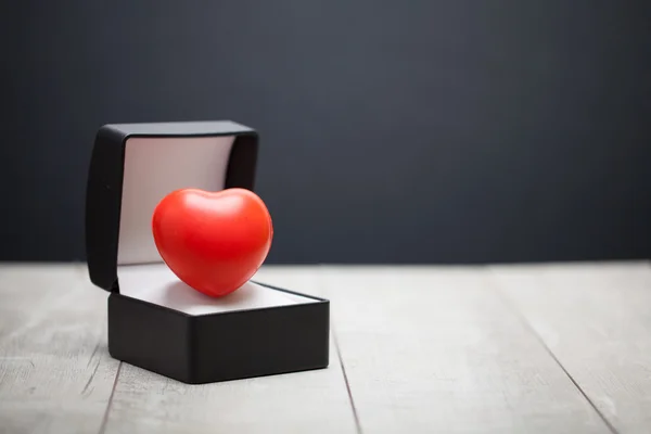 Коробка подарков с красным сердцем — стоковое фото