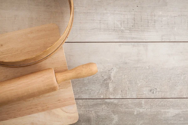 Holzschüssel auf dem Tisch — Stockfoto