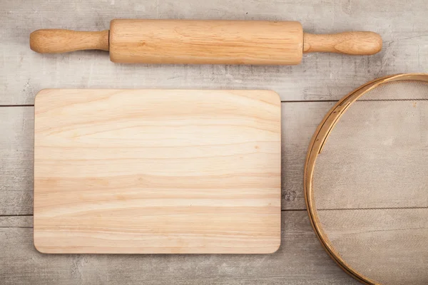 Holzschüssel auf dem Tisch — Stockfoto