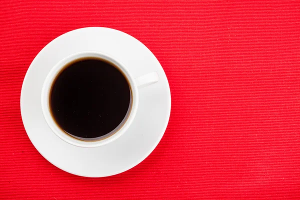 Café taza sobre un fondo de servilleta roja — Foto de Stock