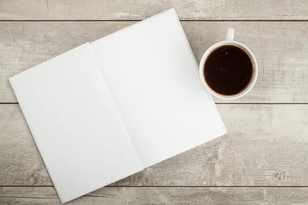 Buch aufschlagen auf Tisch und Kaffee — Stockfoto