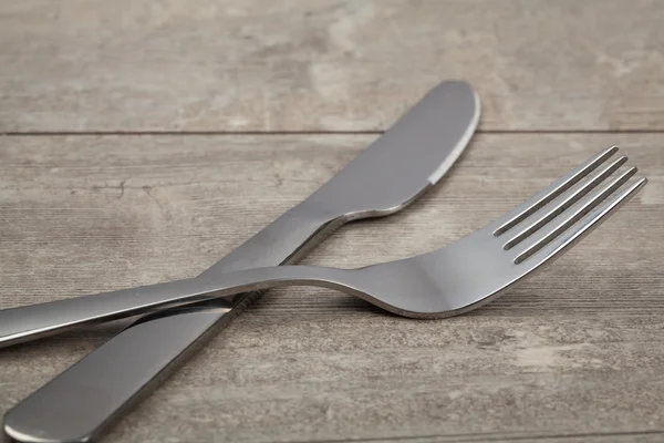 Faca e garfo na mesa — Fotografia de Stock