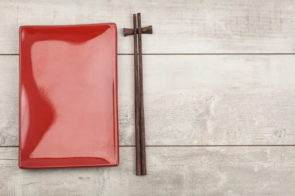 Piatti rossi per sushi con bastoncini di legno — Foto Stock