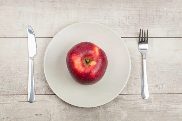 Placa blanca con manzana — Foto de Stock