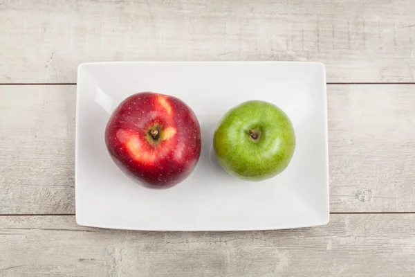 Белая тарелка с яблоками — стоковое фото
