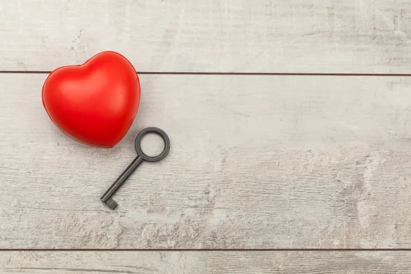 Rotes Herz mit altem Schlüssel — Stockfoto