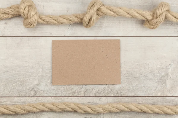 Tablero de madera con cuerda de barco — Foto de Stock