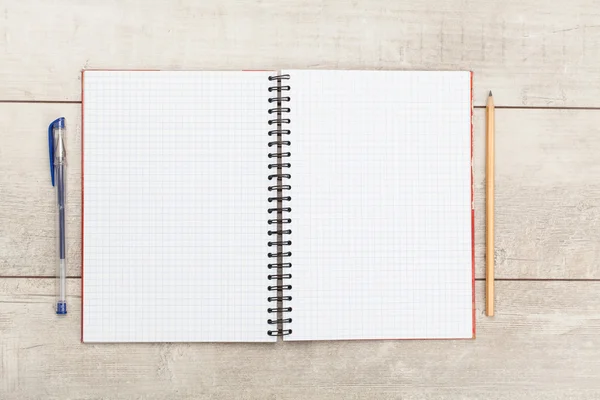 Cuaderno con pluma y lápiz — Foto de Stock