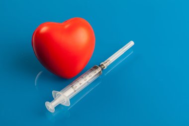 şırınga ile kırmızı kalp