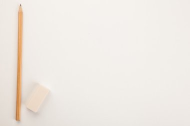 Kağıt arka plan ile kalem ve silgi