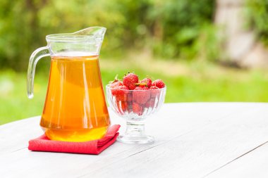 Ev yapımı çilek içecek