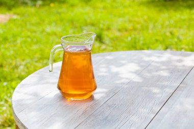 Masanın üzerinde bir sürahi