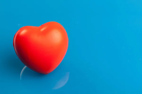 Corazón rojo aislado en azul —  Fotos de Stock