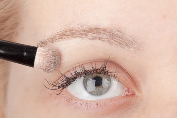 Make-up. Wimperntusche auftragen — Stockfoto