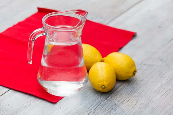 Limonata in brocca sul tavolo — Foto Stock