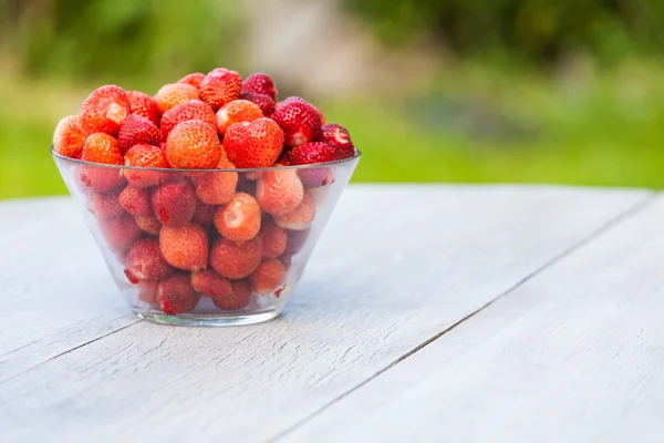 Cuenco con fresas maduras — Foto de Stock