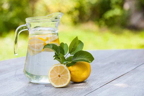 Свежий домашний лимонад — стоковое фото