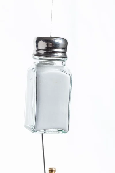 Glas saltkar med salt — Stockfoto