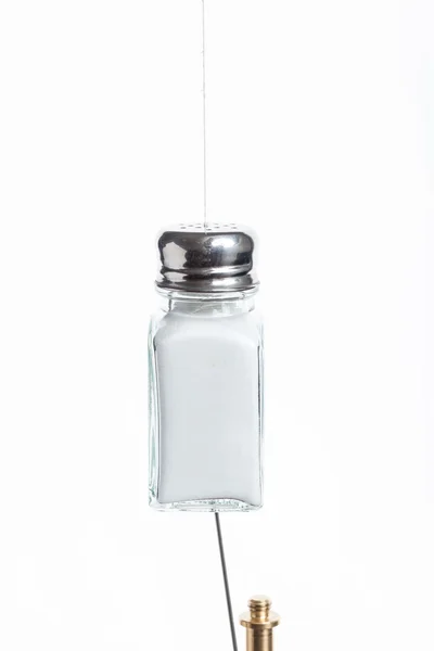 Glas saltkar med salt — Stockfoto