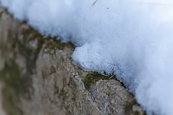 Parte de la pared cubierta de nieve —  Fotos de Stock