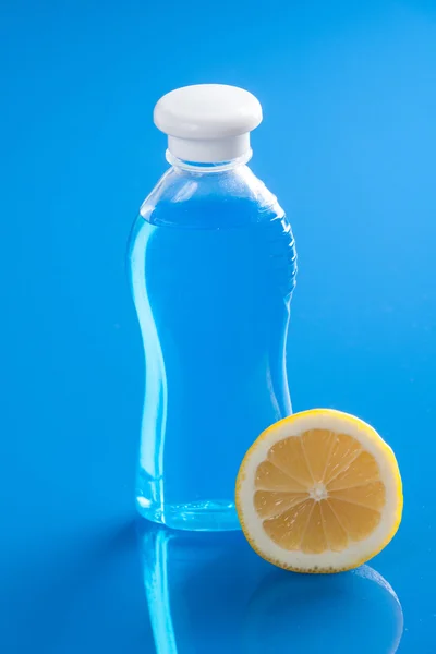 Plastic bottle with lemon — Stock Photo, Image