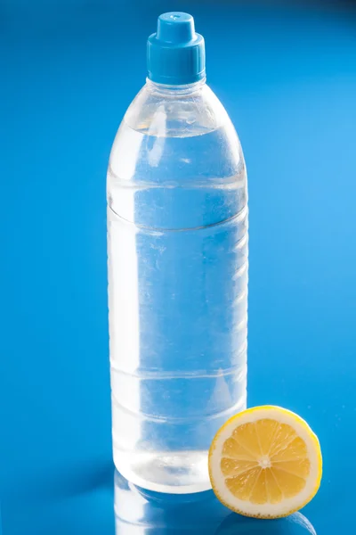 Plastikflasche Wasser mit Zitrone — Stockfoto