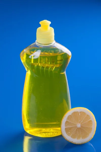 Limon mavi zemin üzerine sıvı — Stok fotoğraf