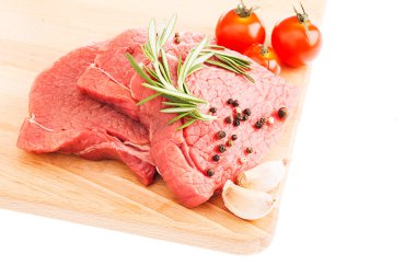 çiğ et dilimlenmiş