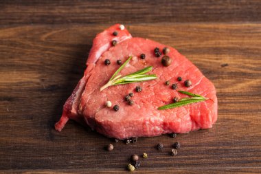 çiğ et dilimlenmiş