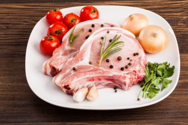 çiğ et dilimlenmiş