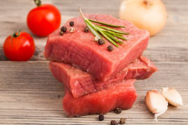 çiğ et dilimlenmiş