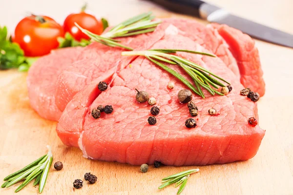 Carne cruda en rodajas —  Fotos de Stock